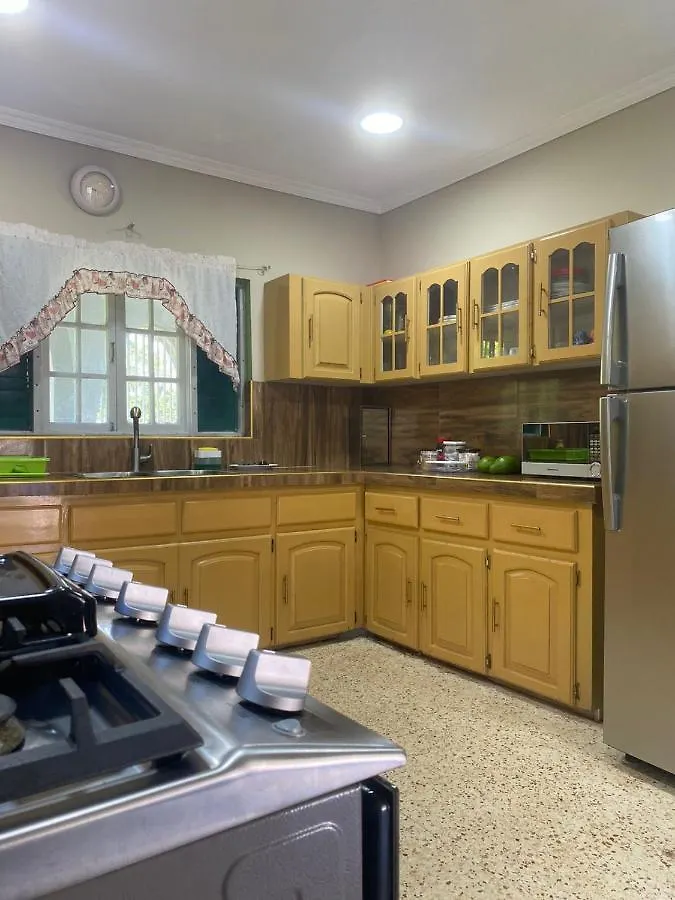 Lachemar Guest House Ocho Rios